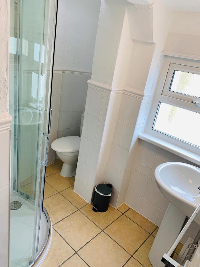Room 6 Family Room En-suite