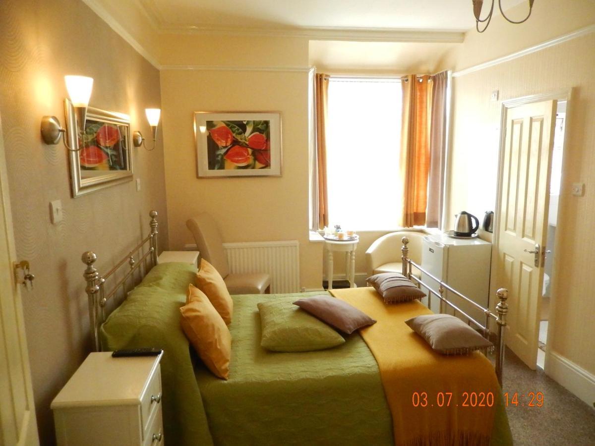 Deluxe Double Room Shower