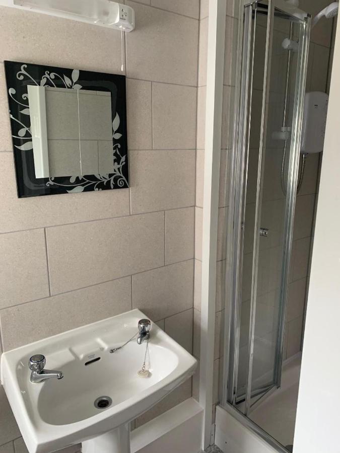 Twin Room with Shower