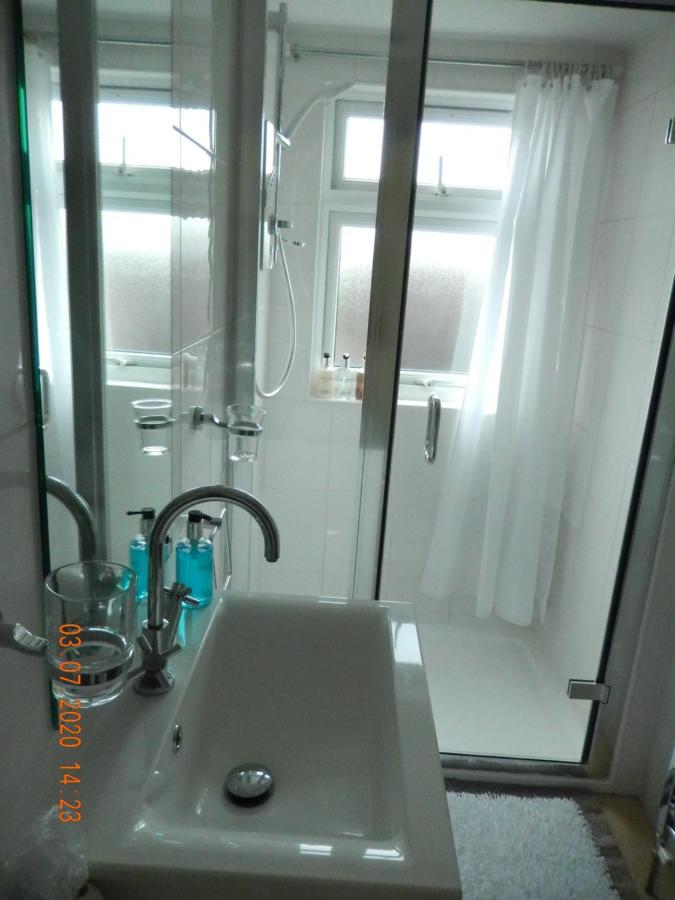 Deluxe Double Room Shower