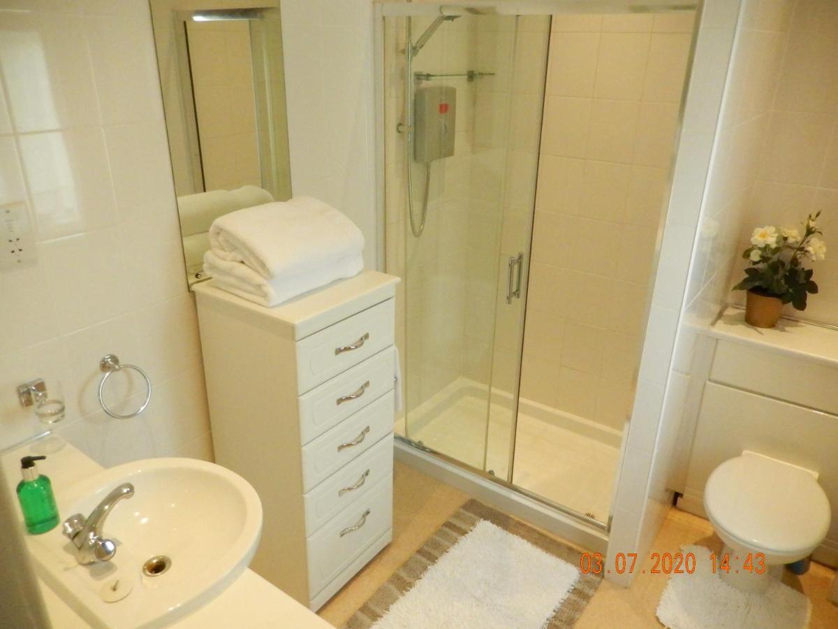 Deluxe Double Room Shower