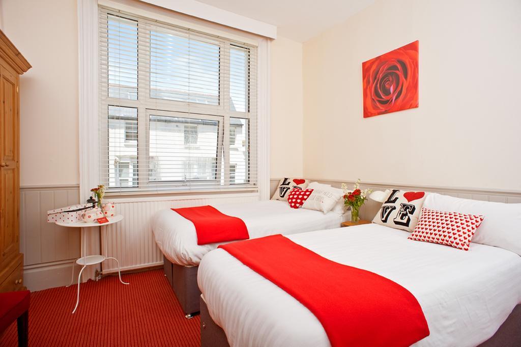 Twin Room with En Suite Bathroom