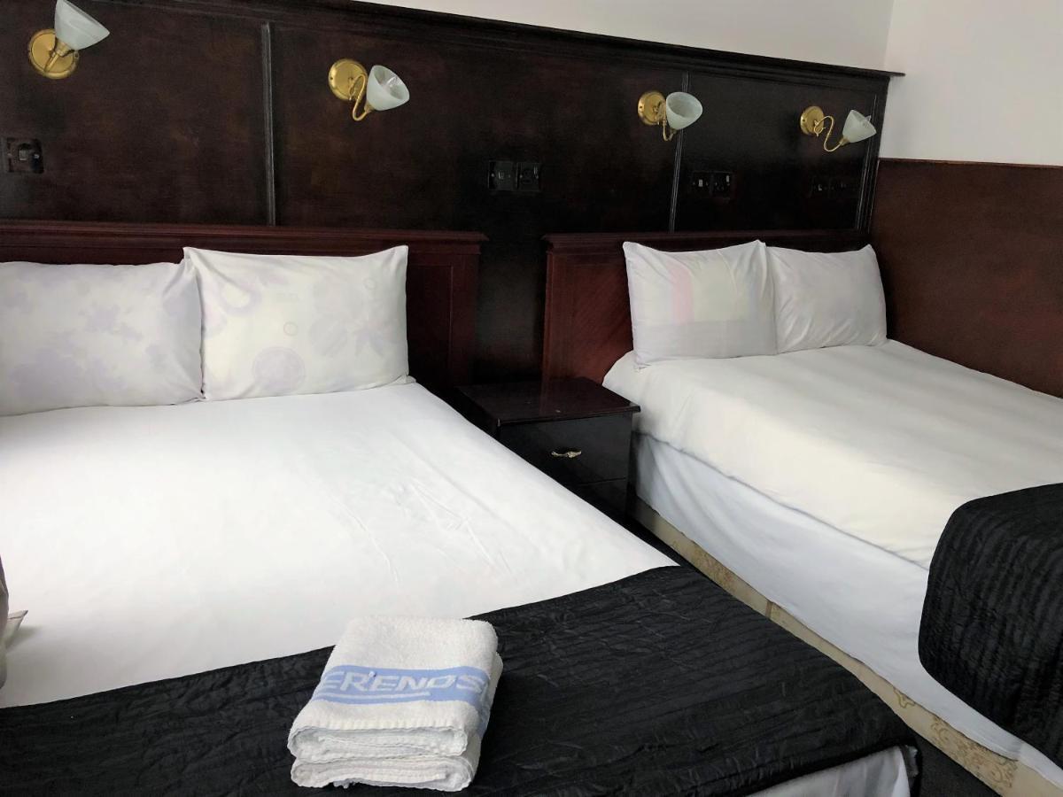Quarto com 2 Camas de Solteiro e Banheiro Compartilhado