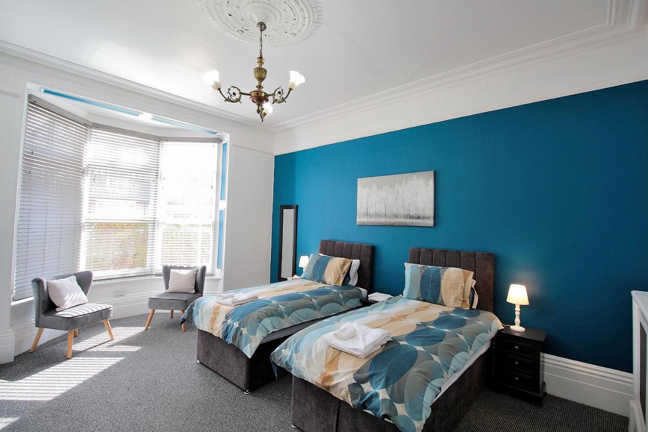 Twin Room with Shared Bathroom