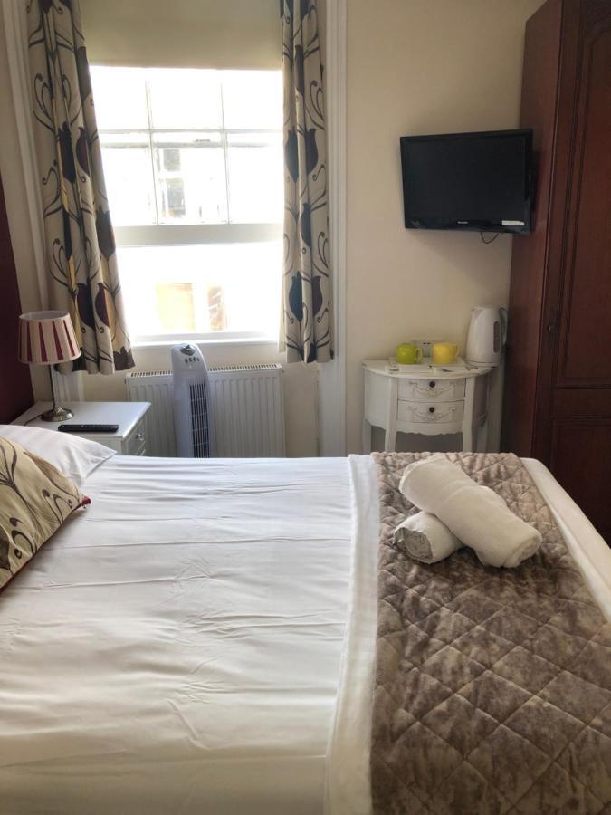Small Double Room - Burgundy & Cream
