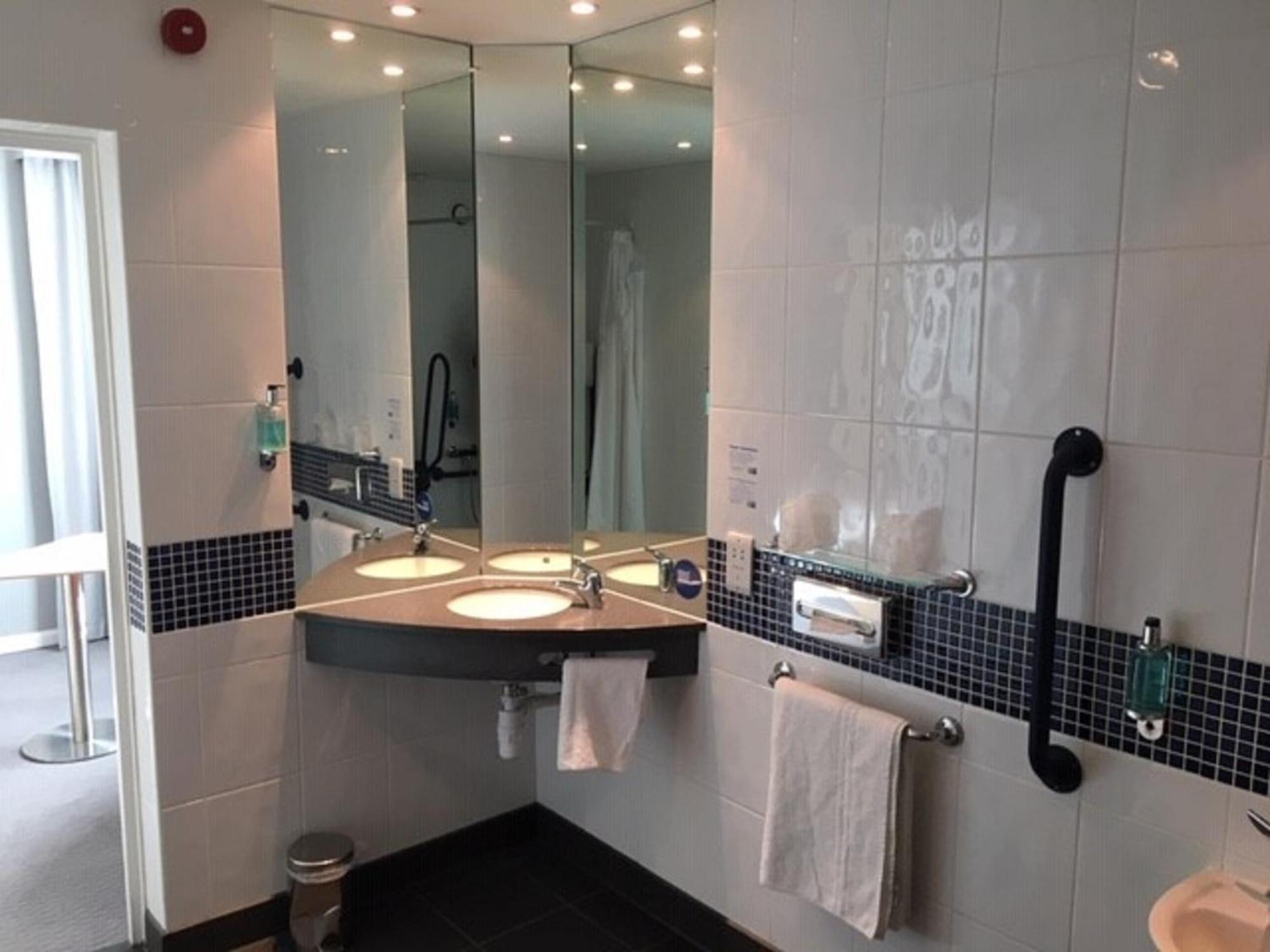 Double Room with Free Hot Breakfast - Accessible