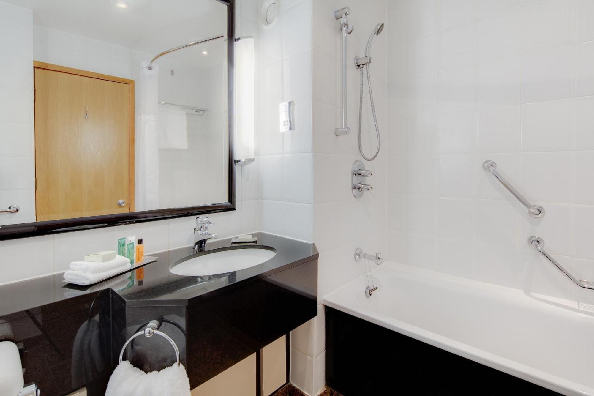 Habitación con cama grande