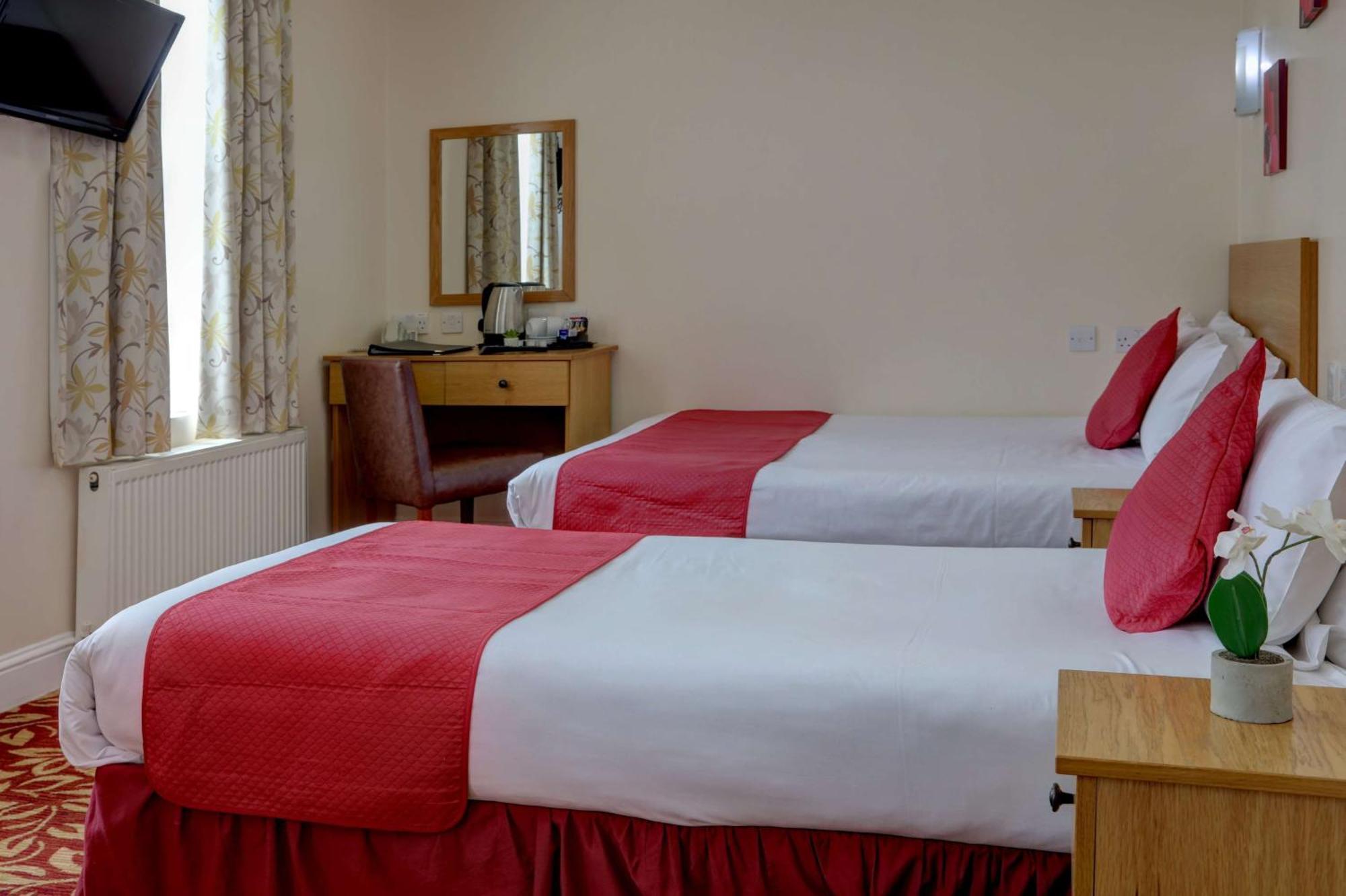 Standard Zimmer mit 1 Doppelbett und 1 Einzelbett - Nichtraucher