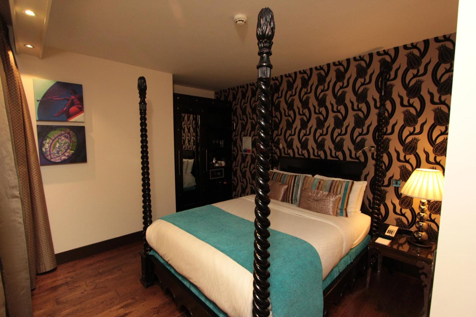 Suite de lujo de 1 dormitorio con cama grande y vistas a la ciudad