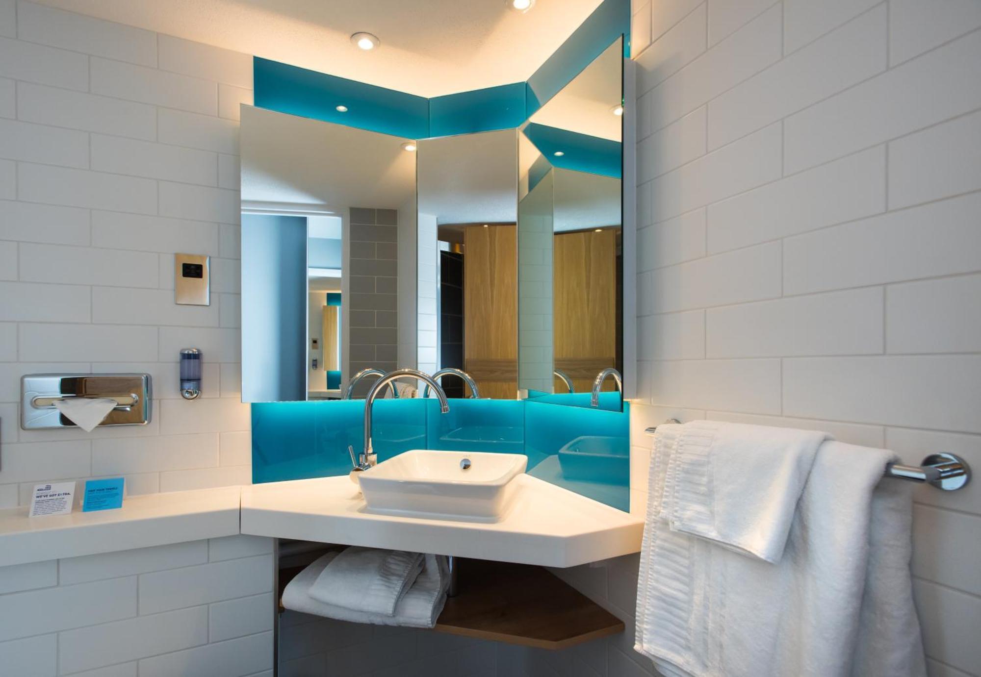 Standard Twin Room with Free Hot Breakfast - Accessible