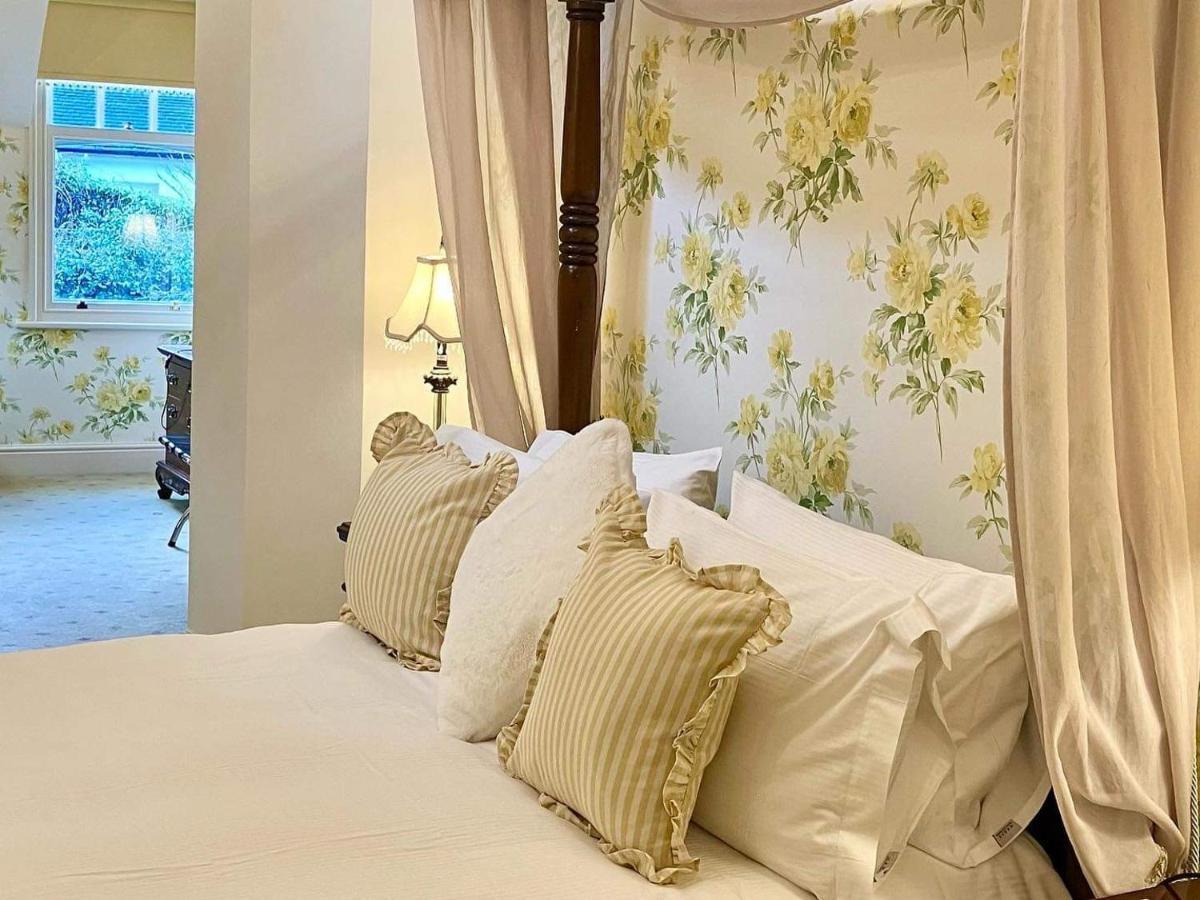 Jacobean Suite with Four Poster Bed,1365484184:JPEG