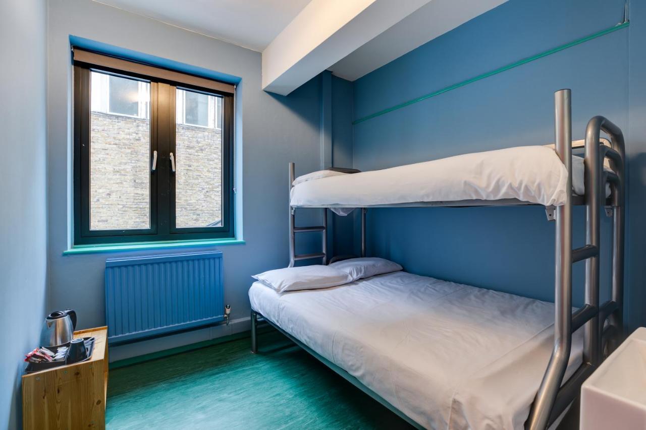 Quarto com 2 Camas de Solteiro e Banheiro Compartilhado
