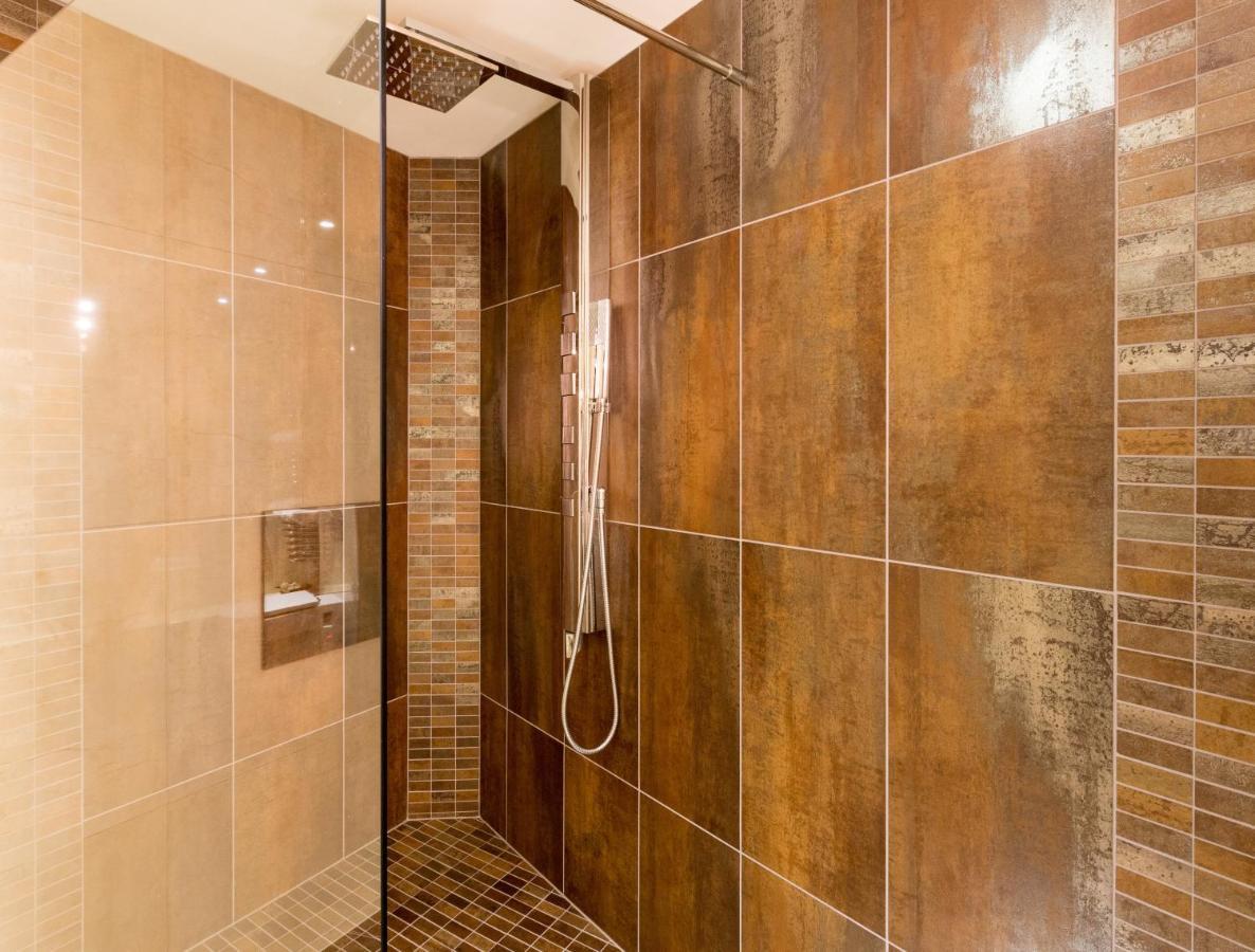 Ultimate Luxury Room 1 with Double Spa Bath