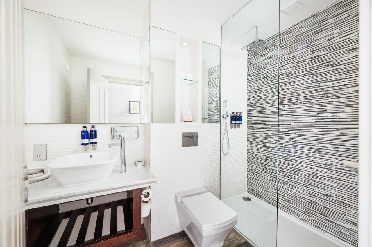 Standard Zimmer mit Queensize-Bett und Stadtblick