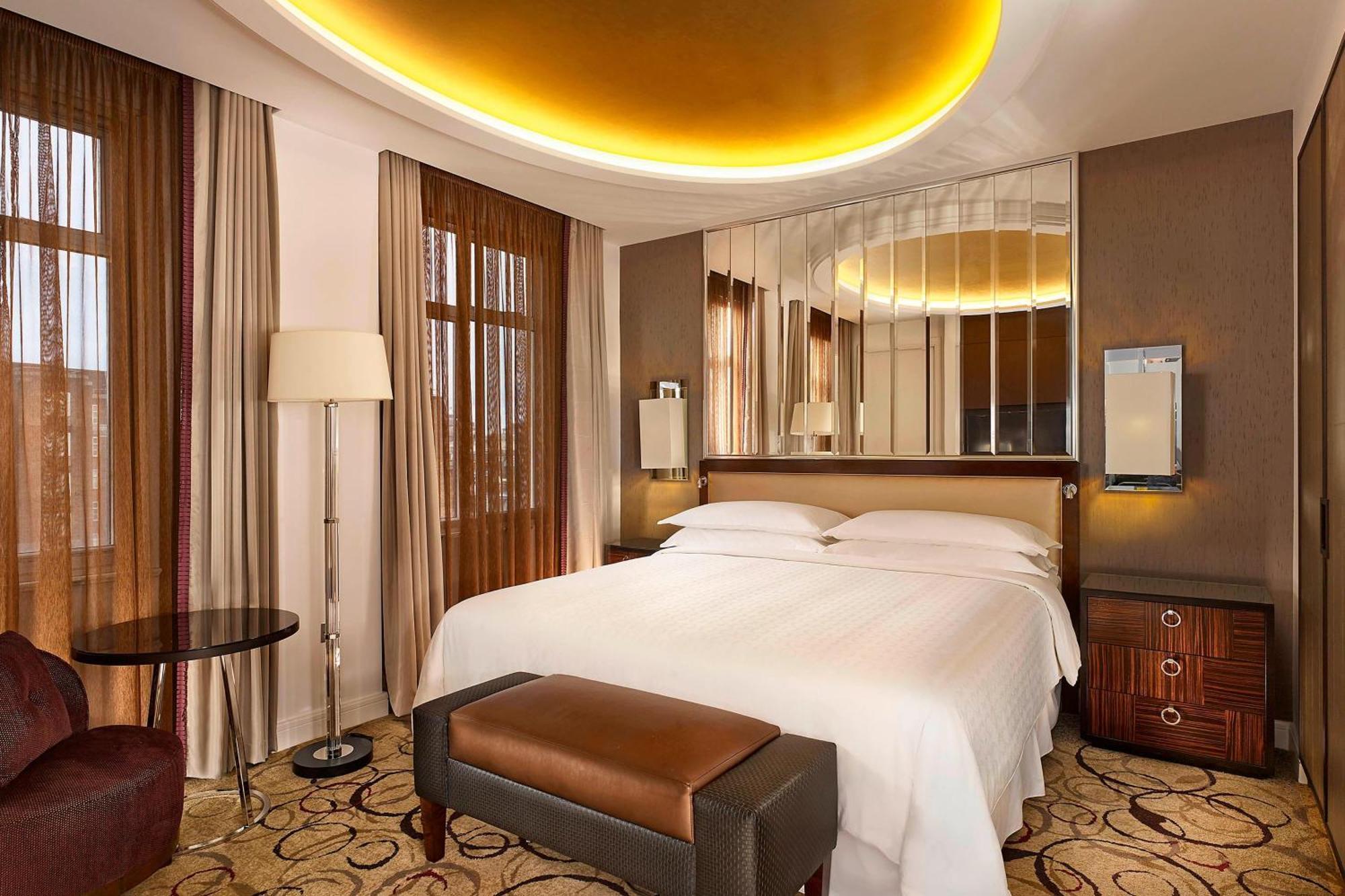 Quarto Superior com Cama King-size e Vista do Parque