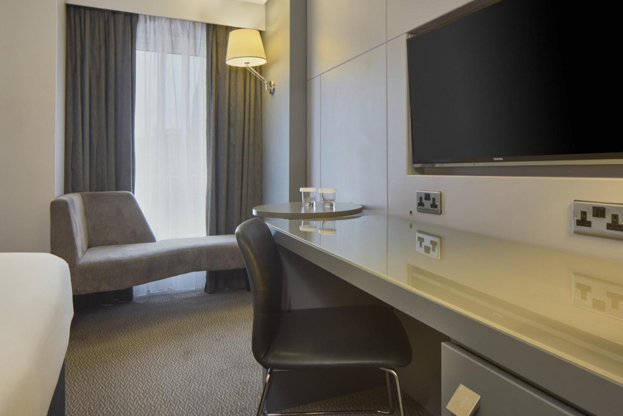 Zimmer mit Kingsize Bett