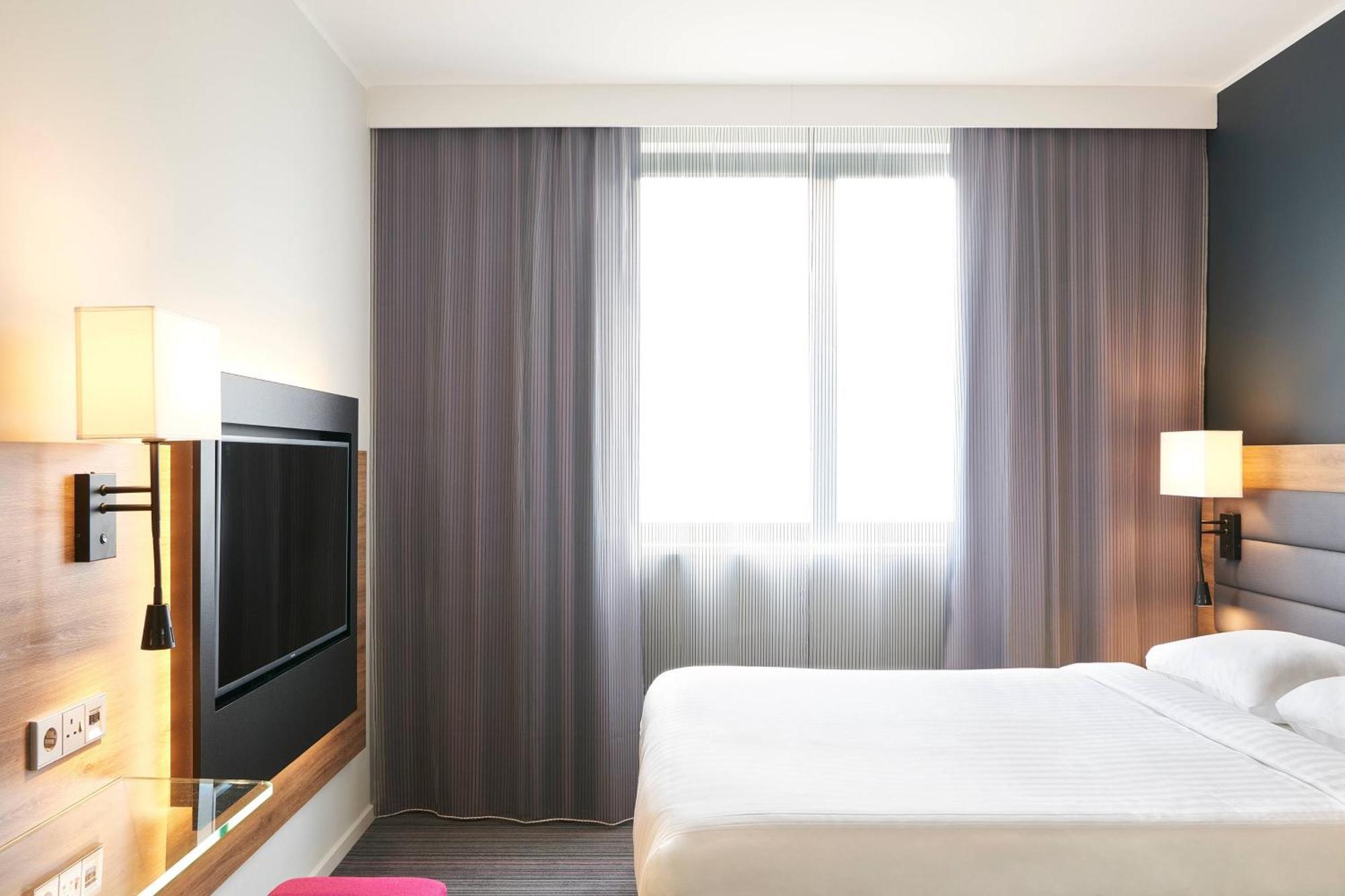 Moxy Sleeper, Guest room, 1 Queen,1666748656:JPEG