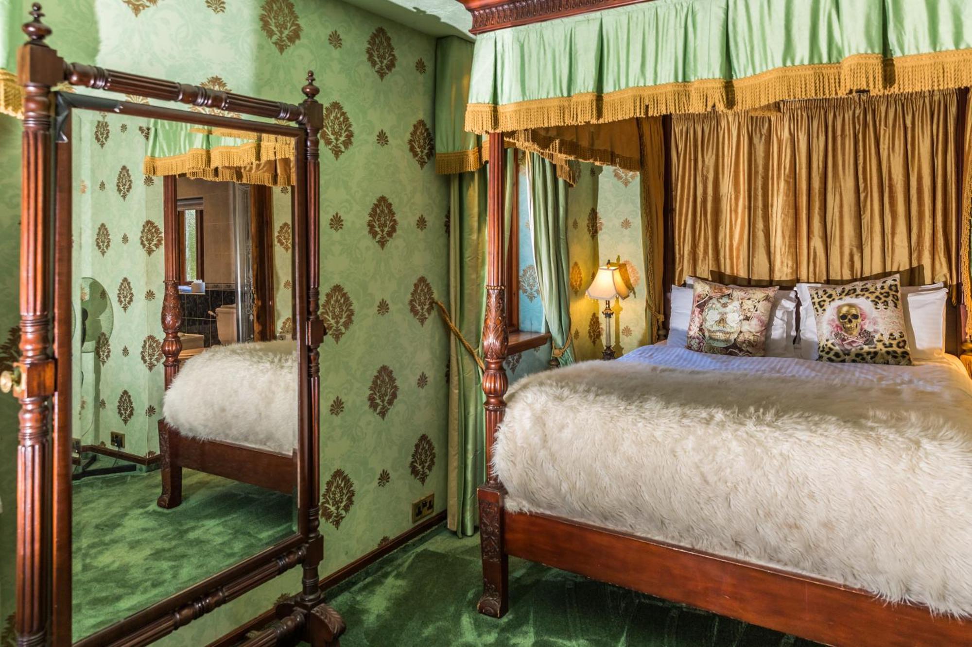 Suite with Four Poster Bed and Spa Bath
