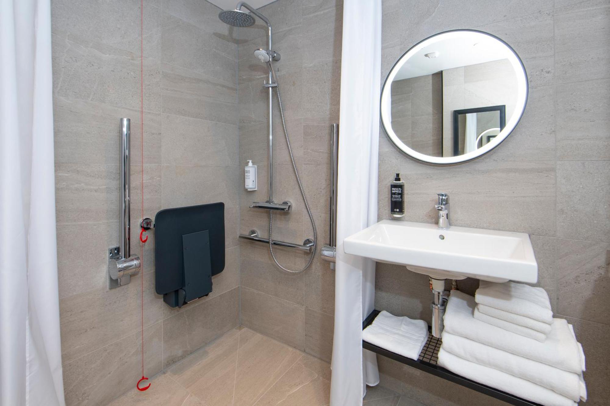 Chambre Double Standard avec Canapé-Lit - Accessible aux Personnes à Mobilité Réduite