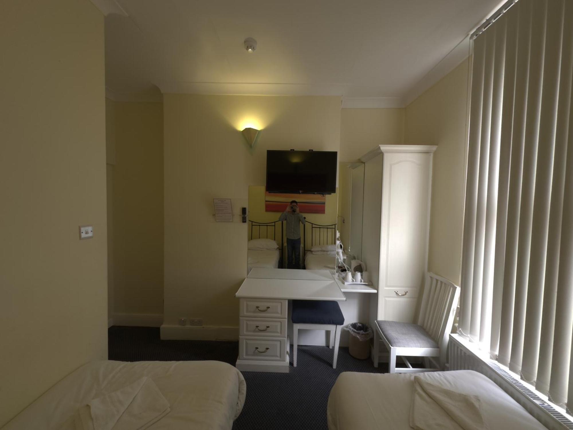 Twin Room,1589558333:JPEG