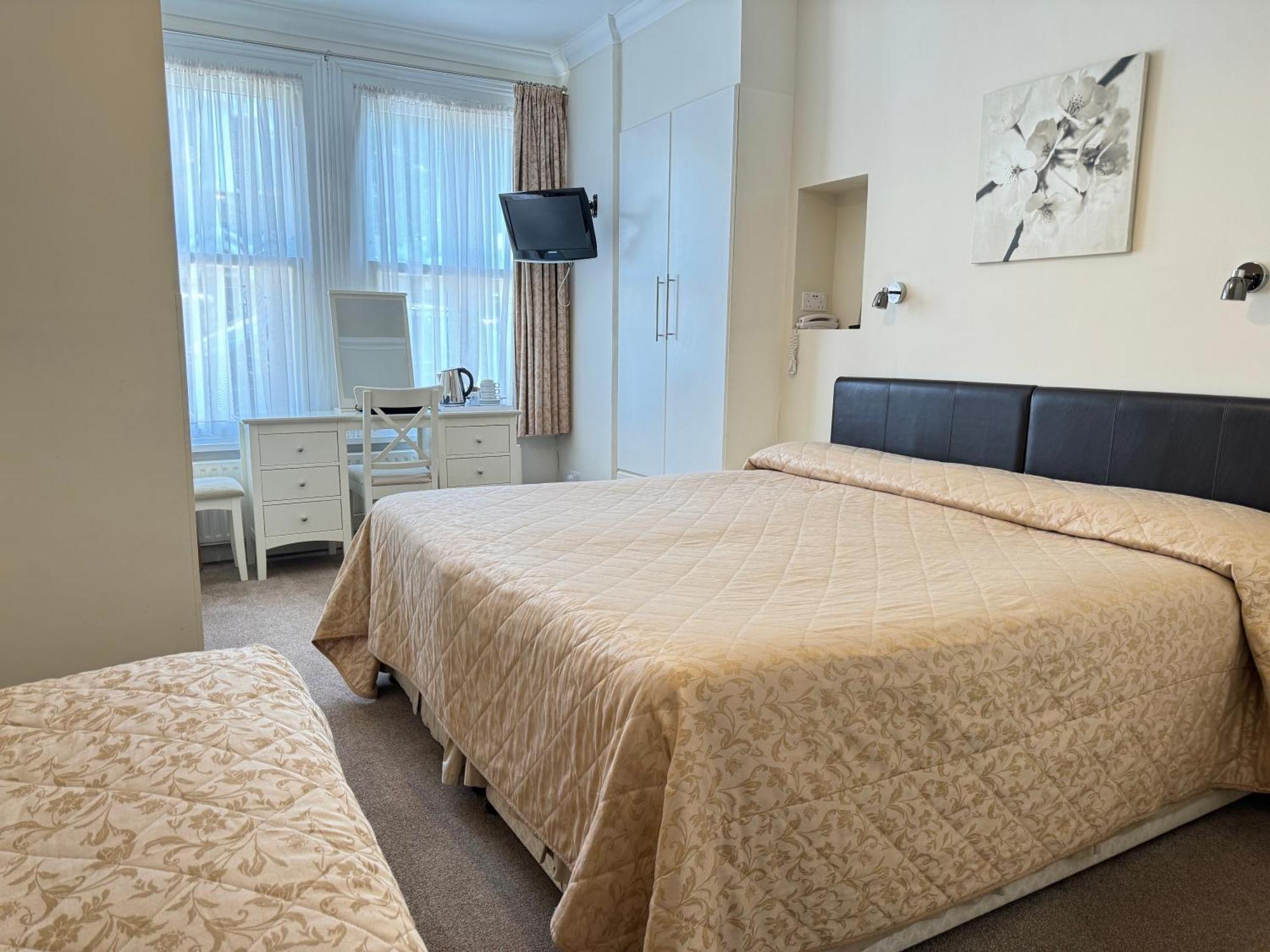 Triple Room with Private Bathroom
