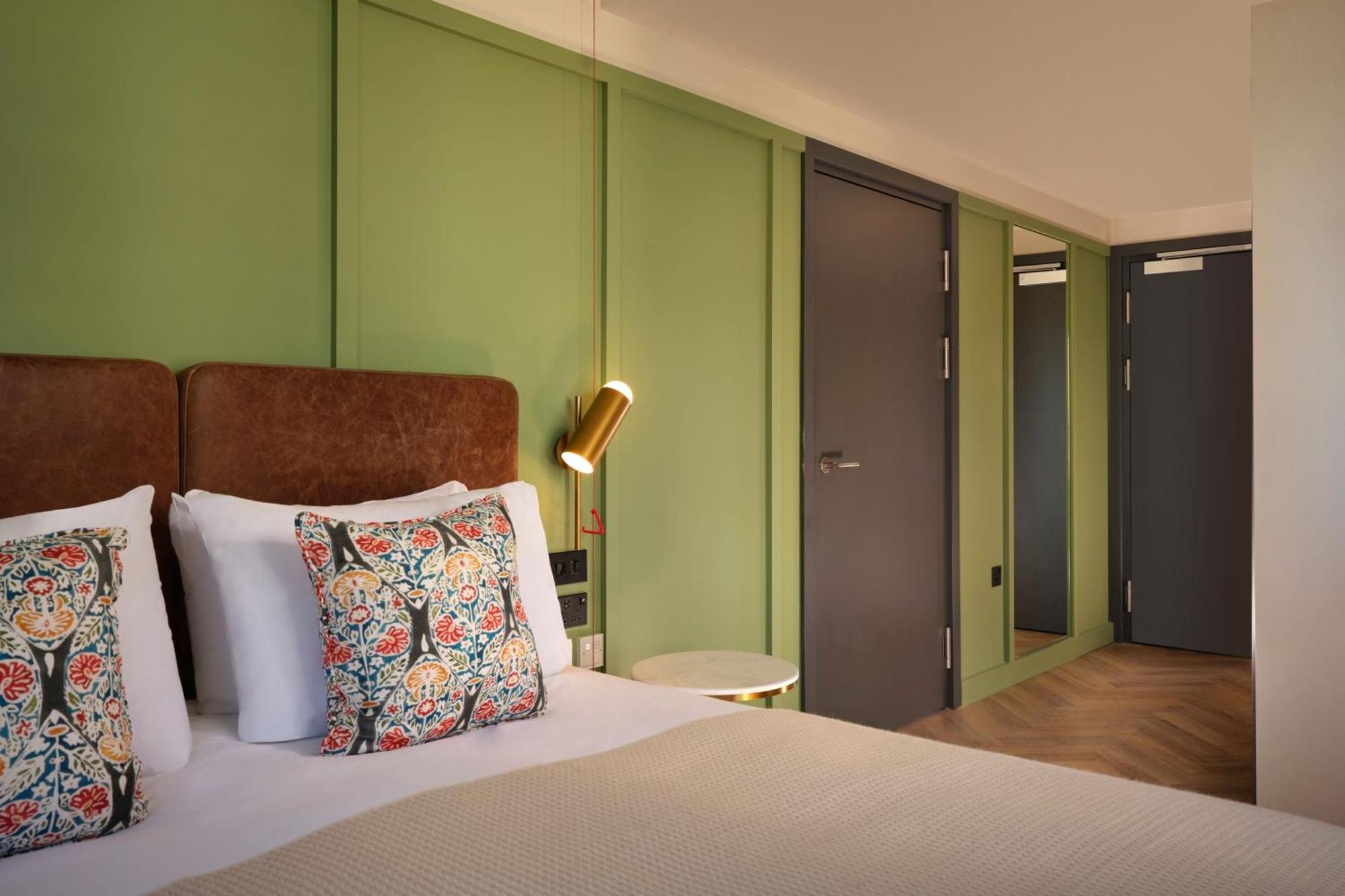 Deluxe Queen Room with Balcony