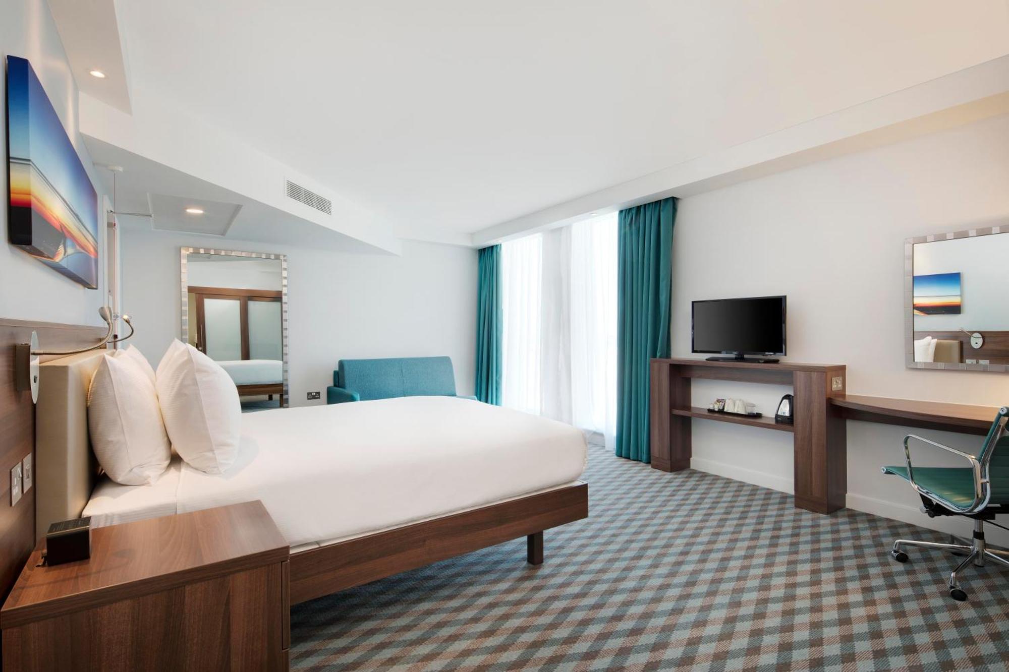 Zimmer mit Queensize-Bett - Barrierefrei mit Landebahnblick