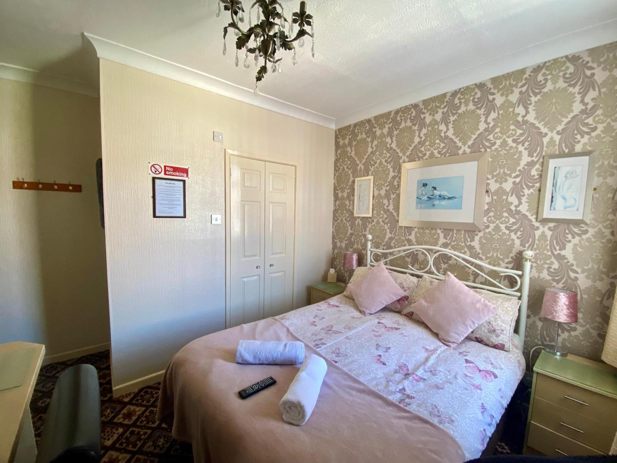 Small Double Room,1626364157:JPEG