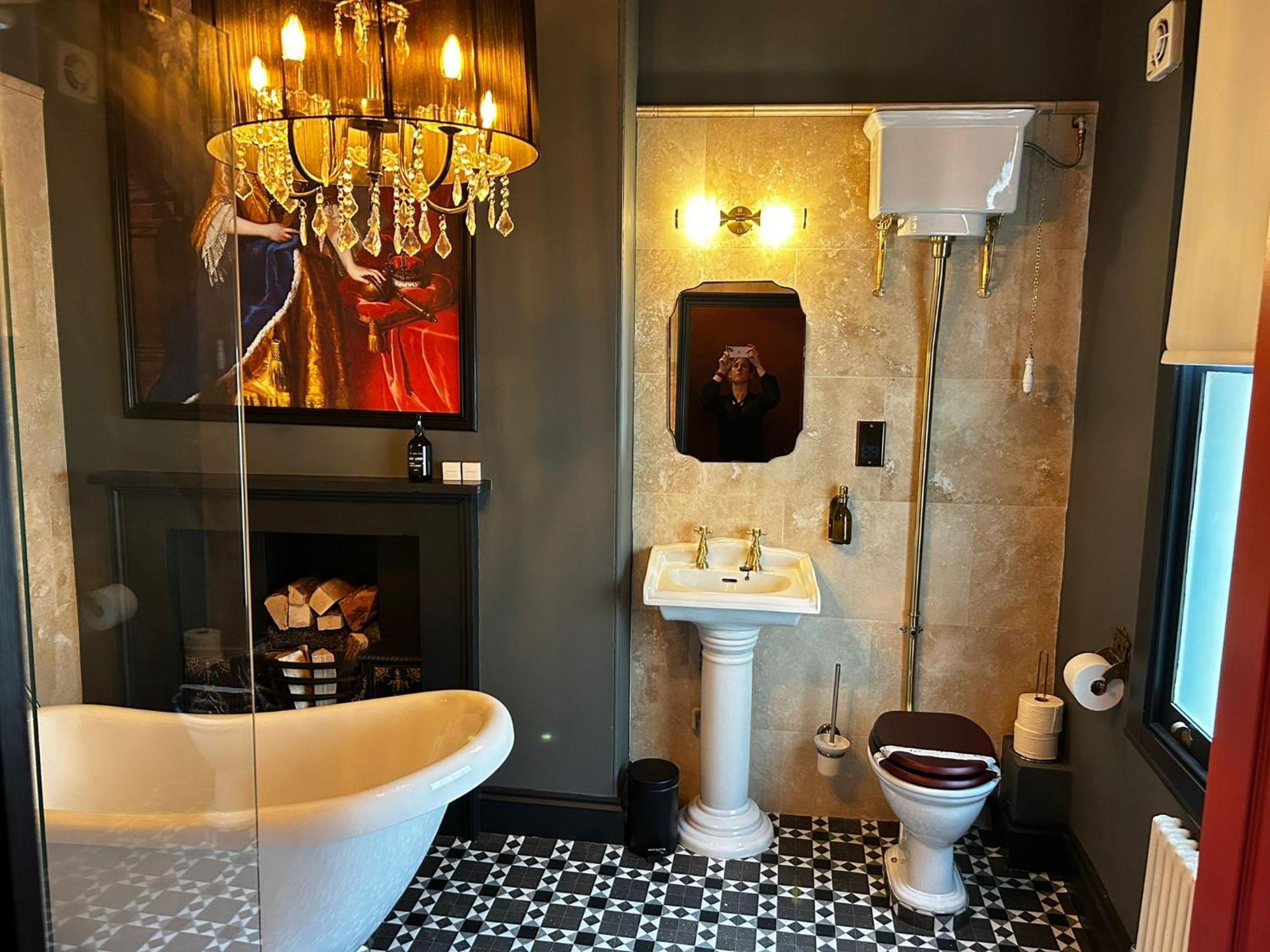 Deluxe Room,1756691348:JPEG