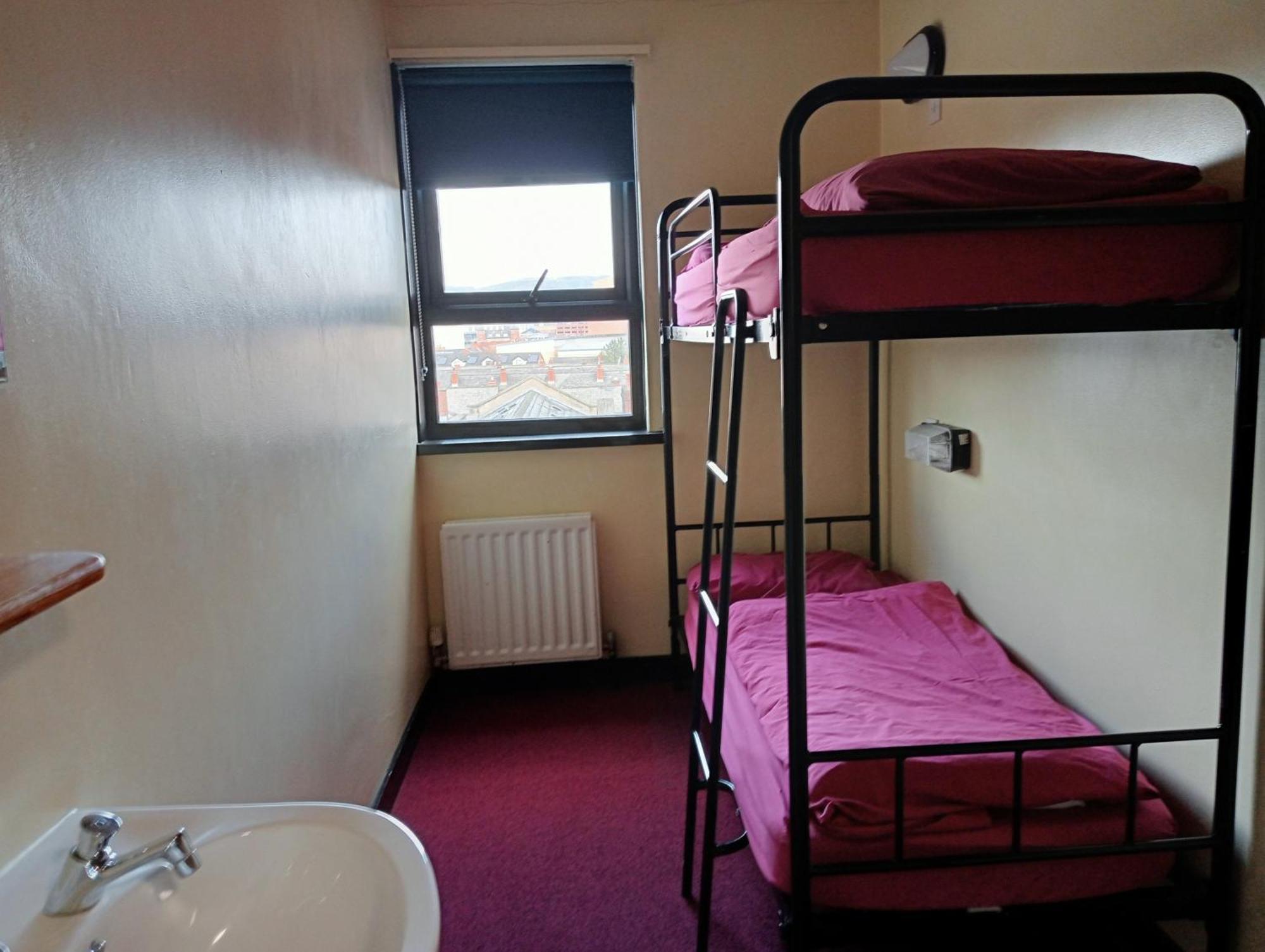 Standaard Tweepersoonskamer met 2 Aparte Bedden - Gedeelde Badkamer