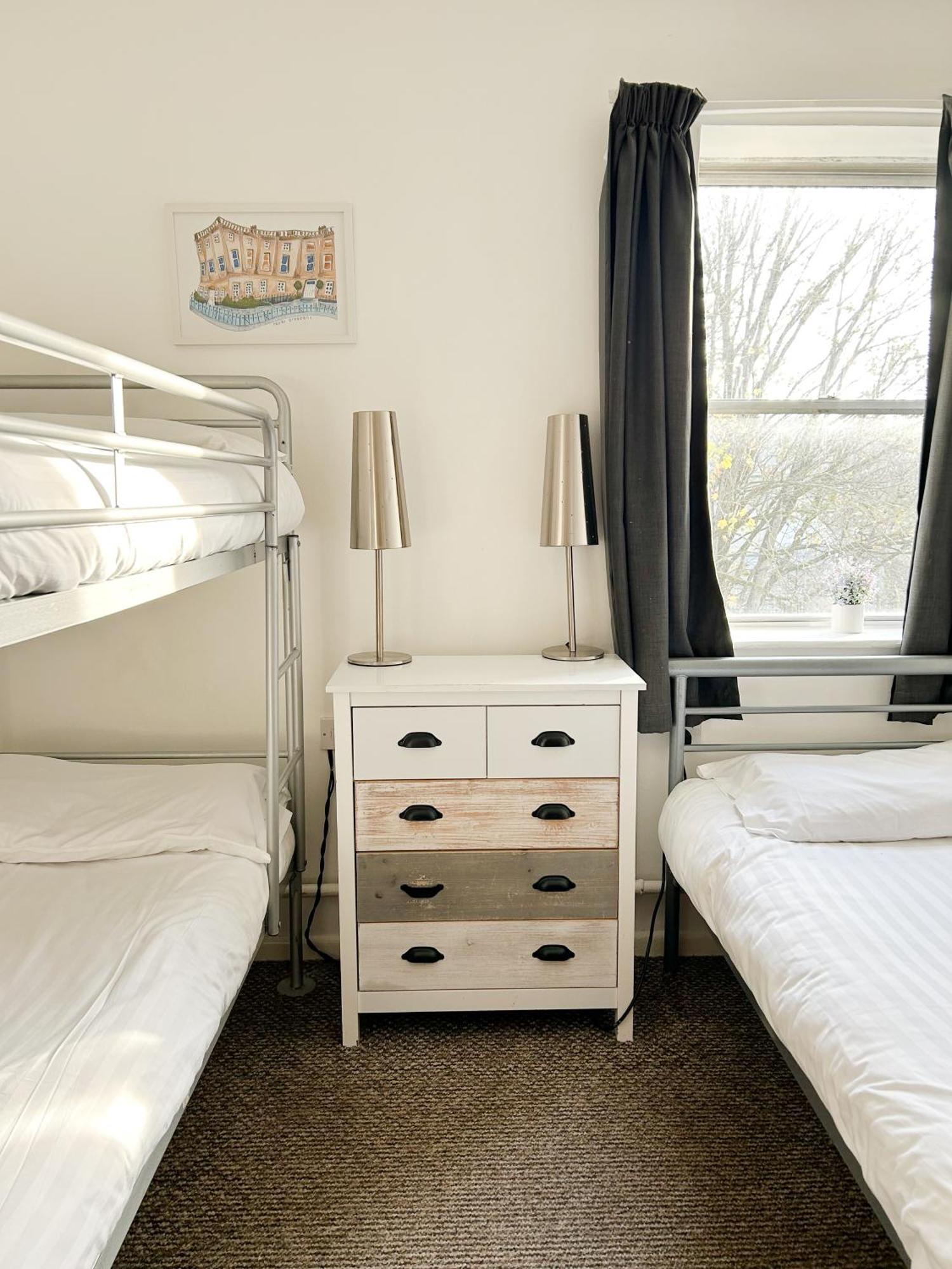 Habitación Triple Básica con baño compartido