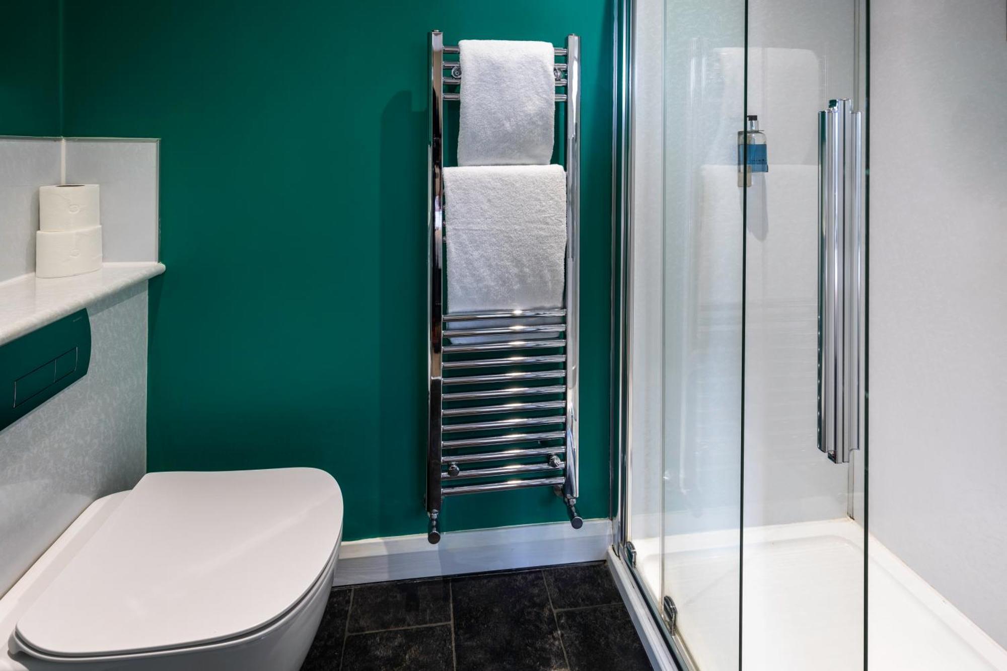 Twin Room Ensuite with Shower