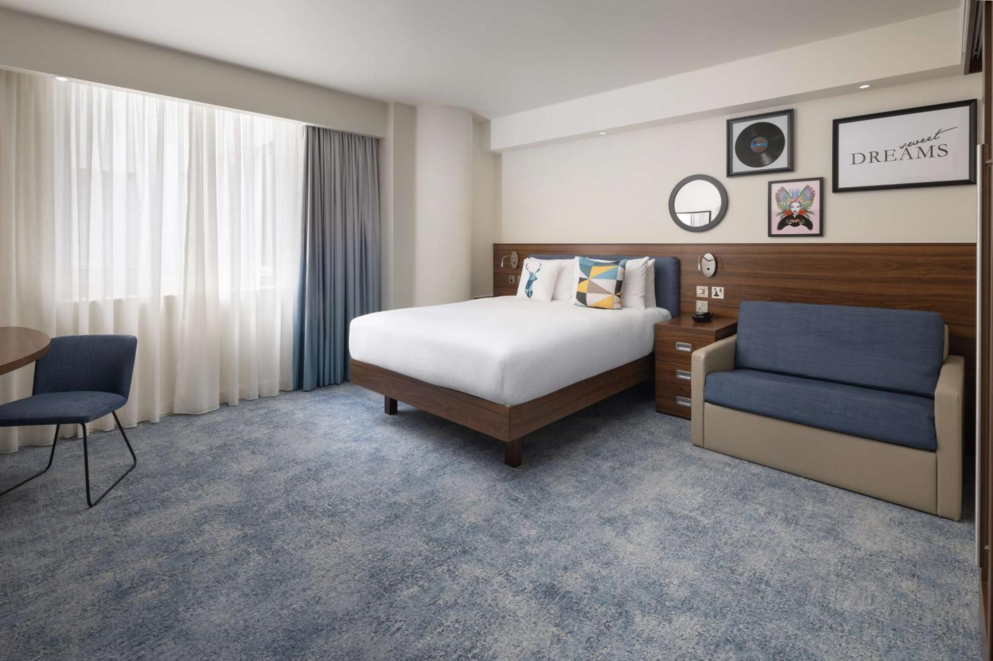 Chambre Lit Queen-Size Accessible aux Personnes à Mobilité Réduite