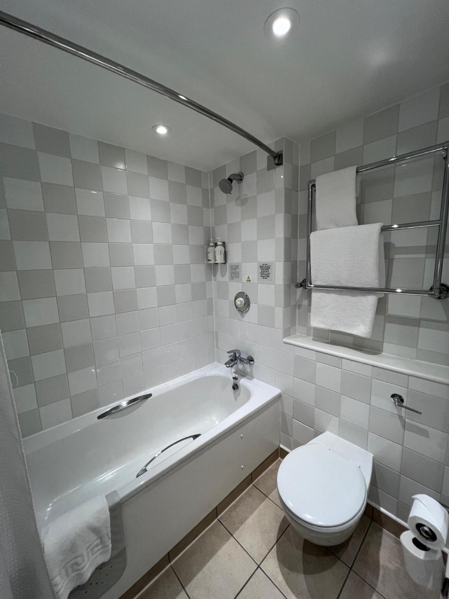 Quarto com 2 Camas de Solteiro e Sofá-cama