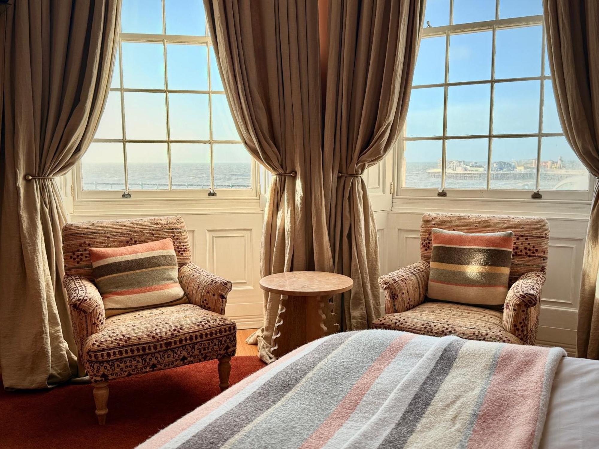 Habitación con cama grande y vistas al mar