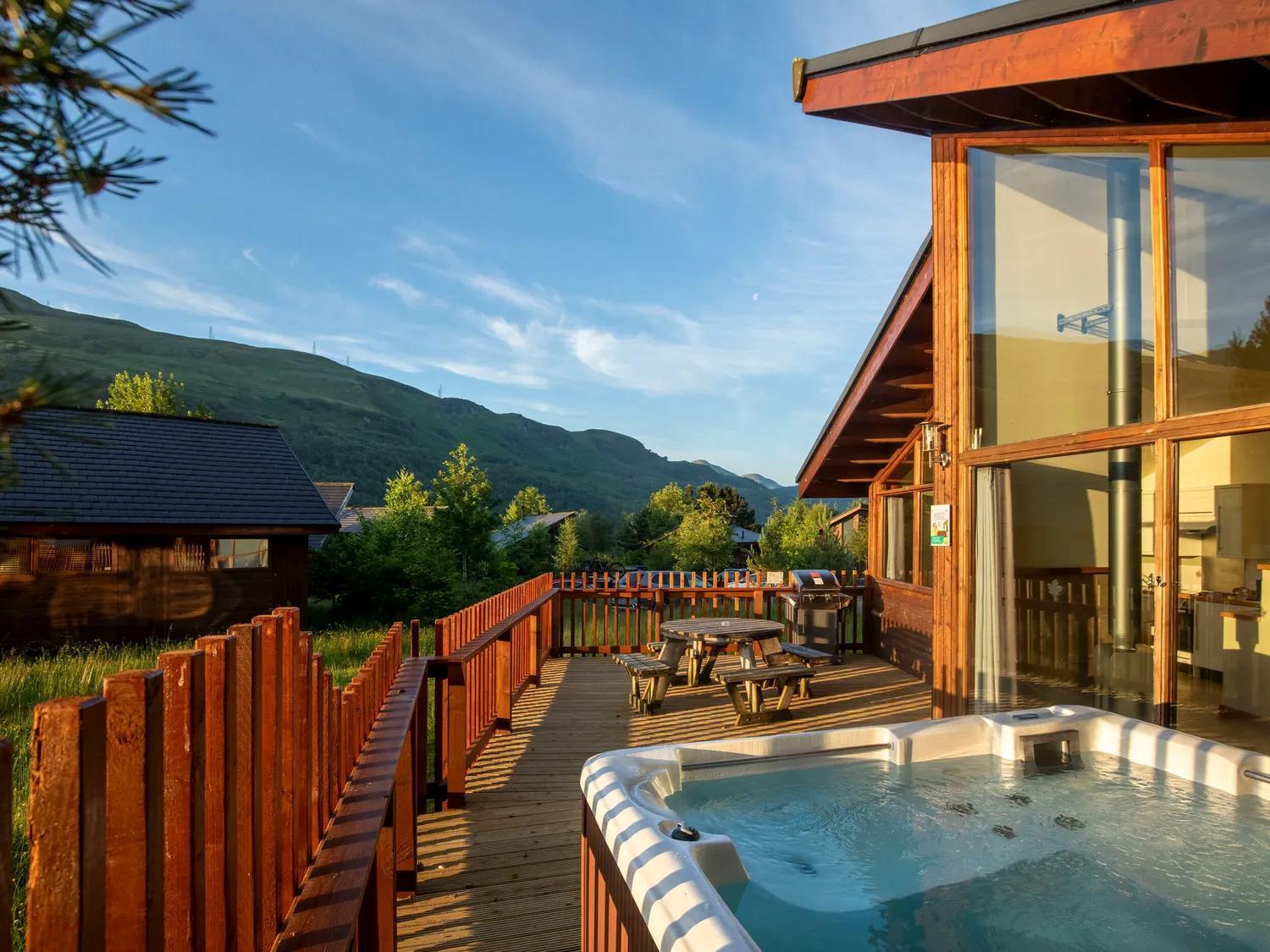 Golden Oak Lochside Cabin (pet-friendly)