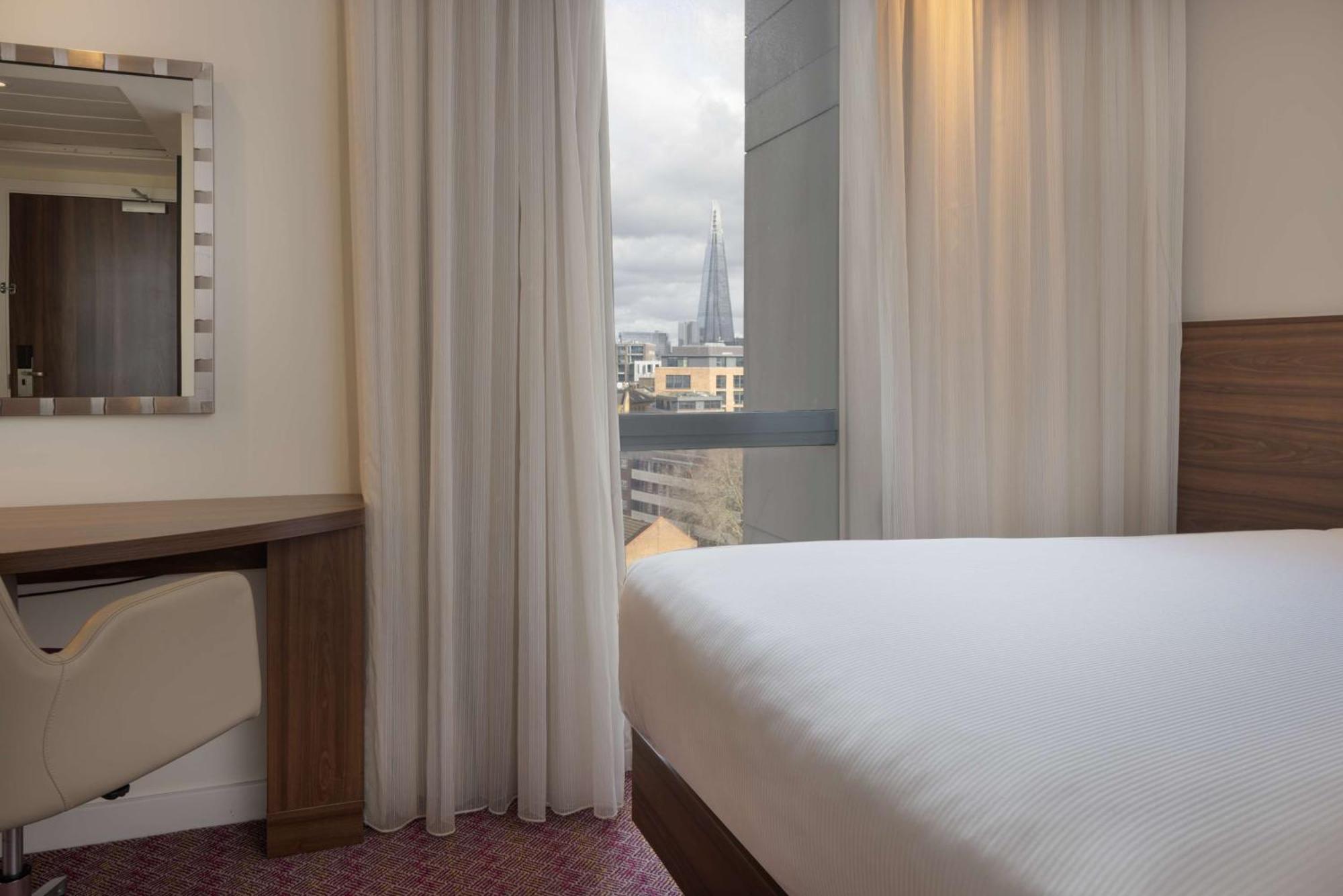 Quarto com 2 Camas de Solteiro e Vista da Cidade
