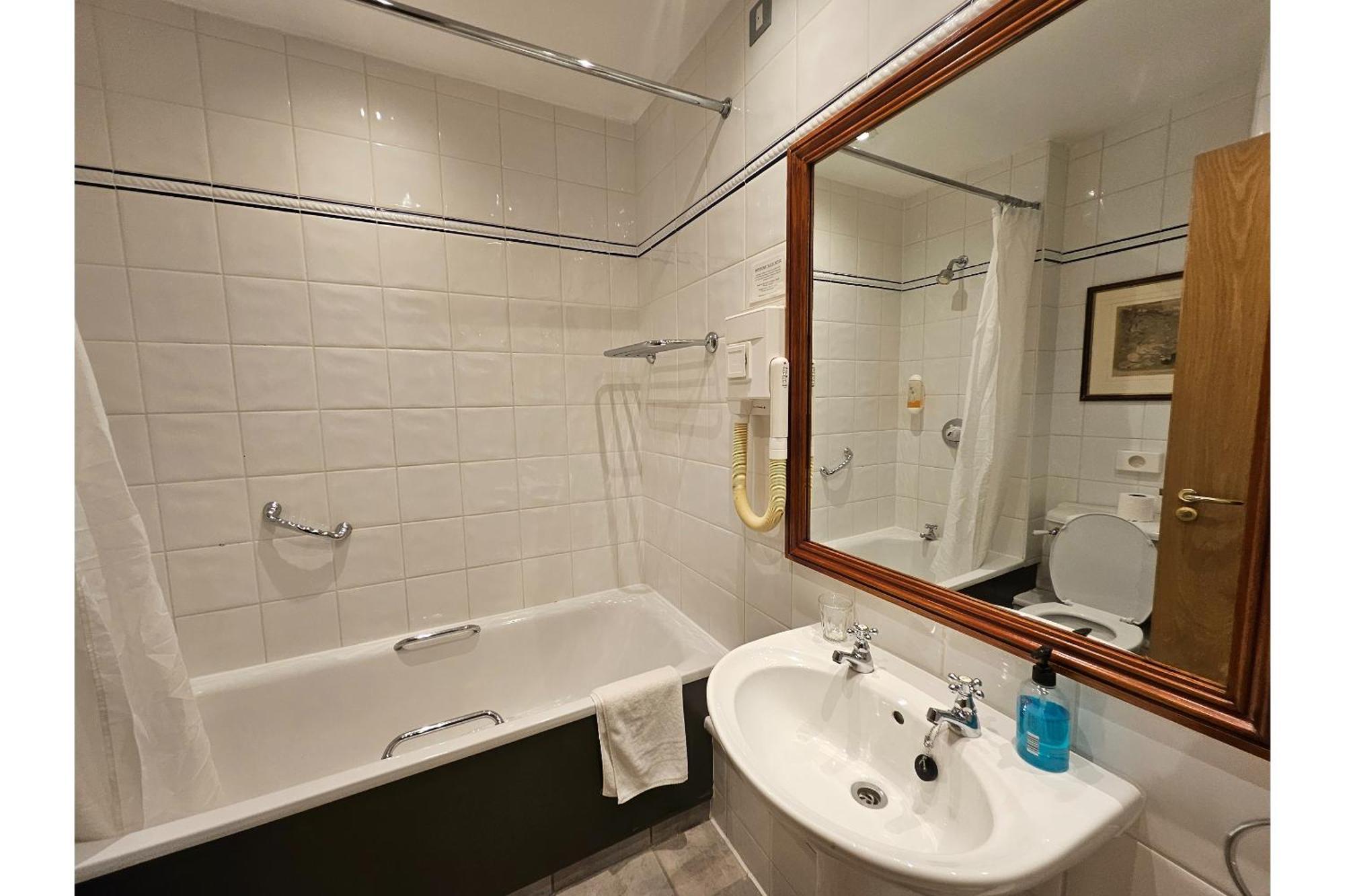 Family Room,1658065836:JPEG