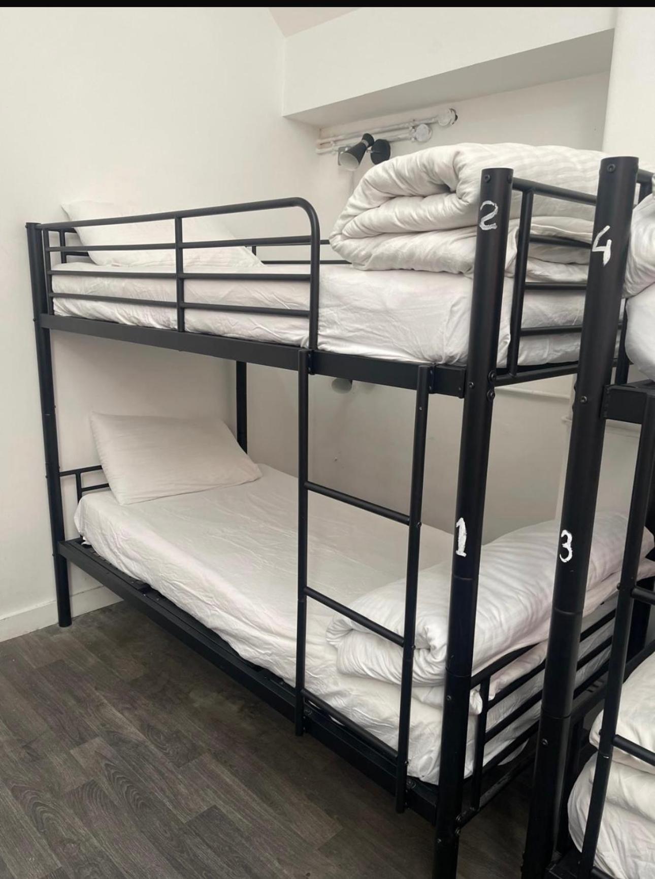 Cama en habitación compartida femenina de 8 camas