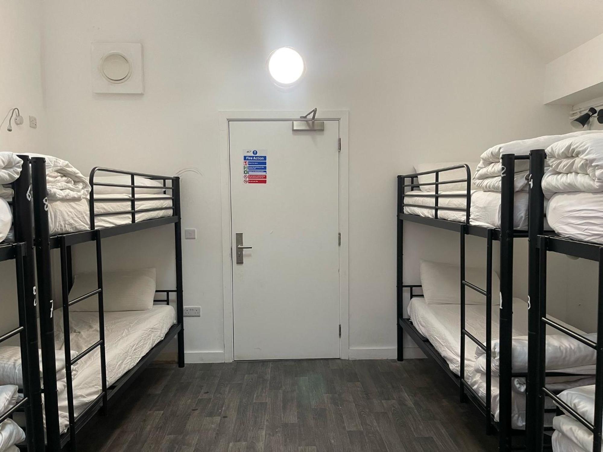 Cama en una habitación compartida masculina de 8 camas