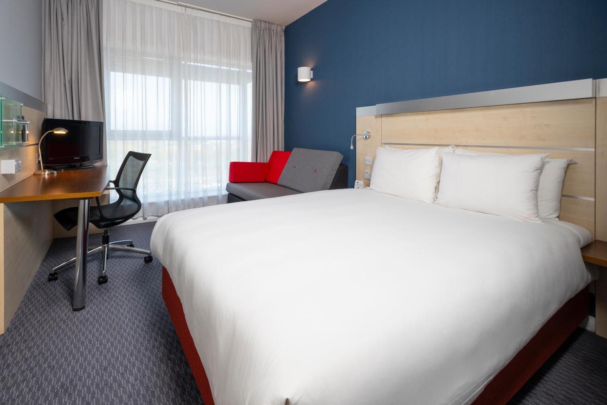 Standard King Room with Sofa Bed and Free Hot Breakfast