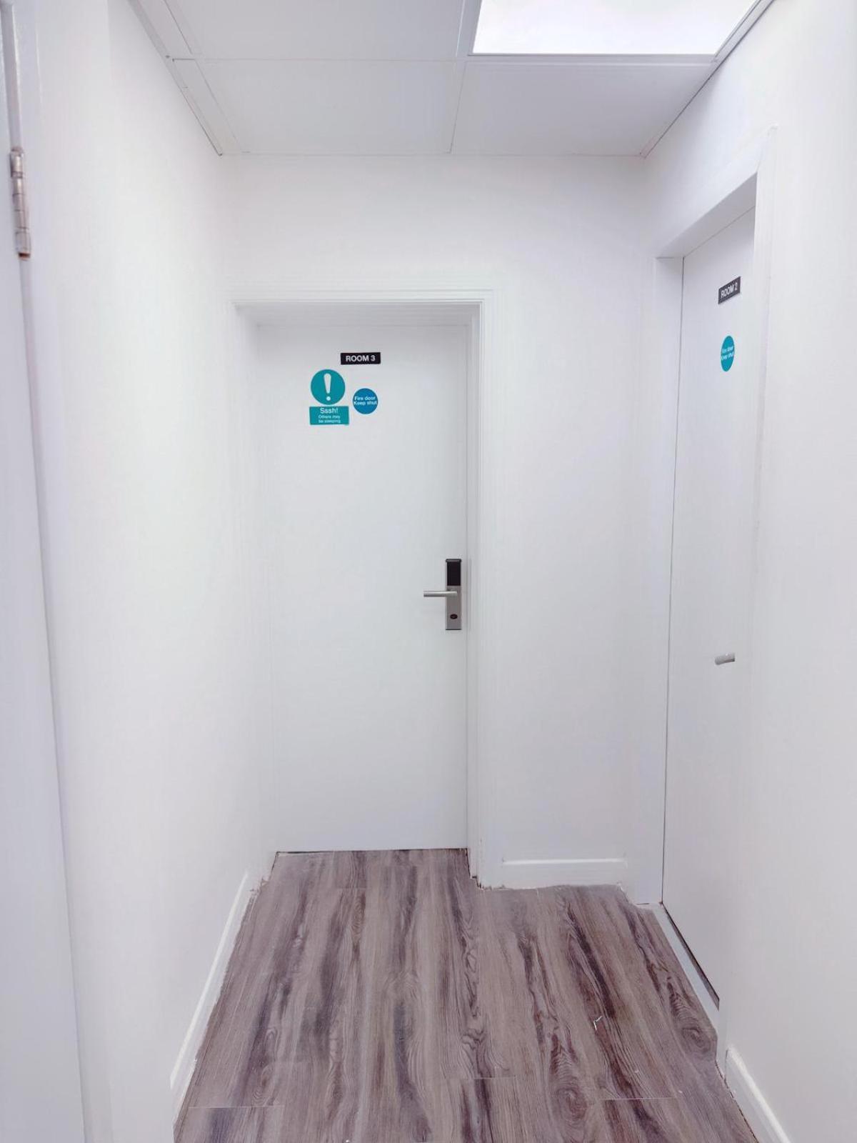Cama en 1 habitación compartida con 12 camas solo para caballeros
