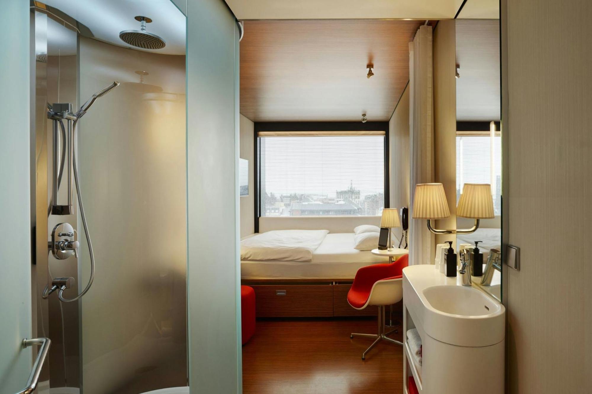 Habitación con cama extragrande.