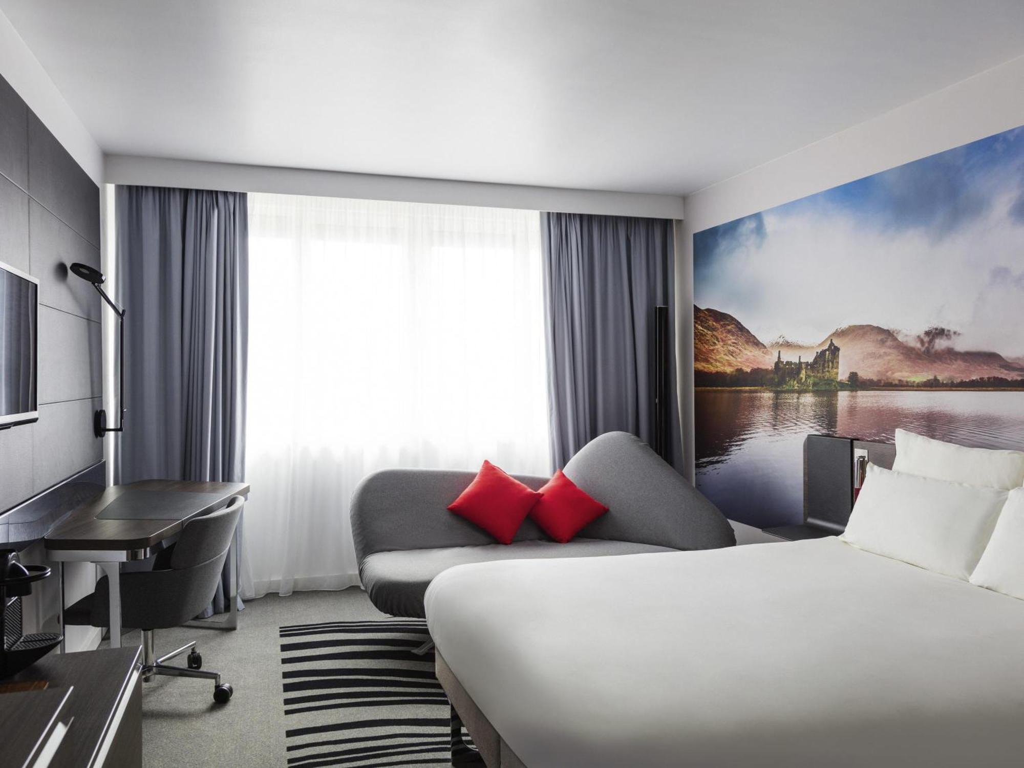 Quarto Executivo com 1 Cama Queen e Sofá