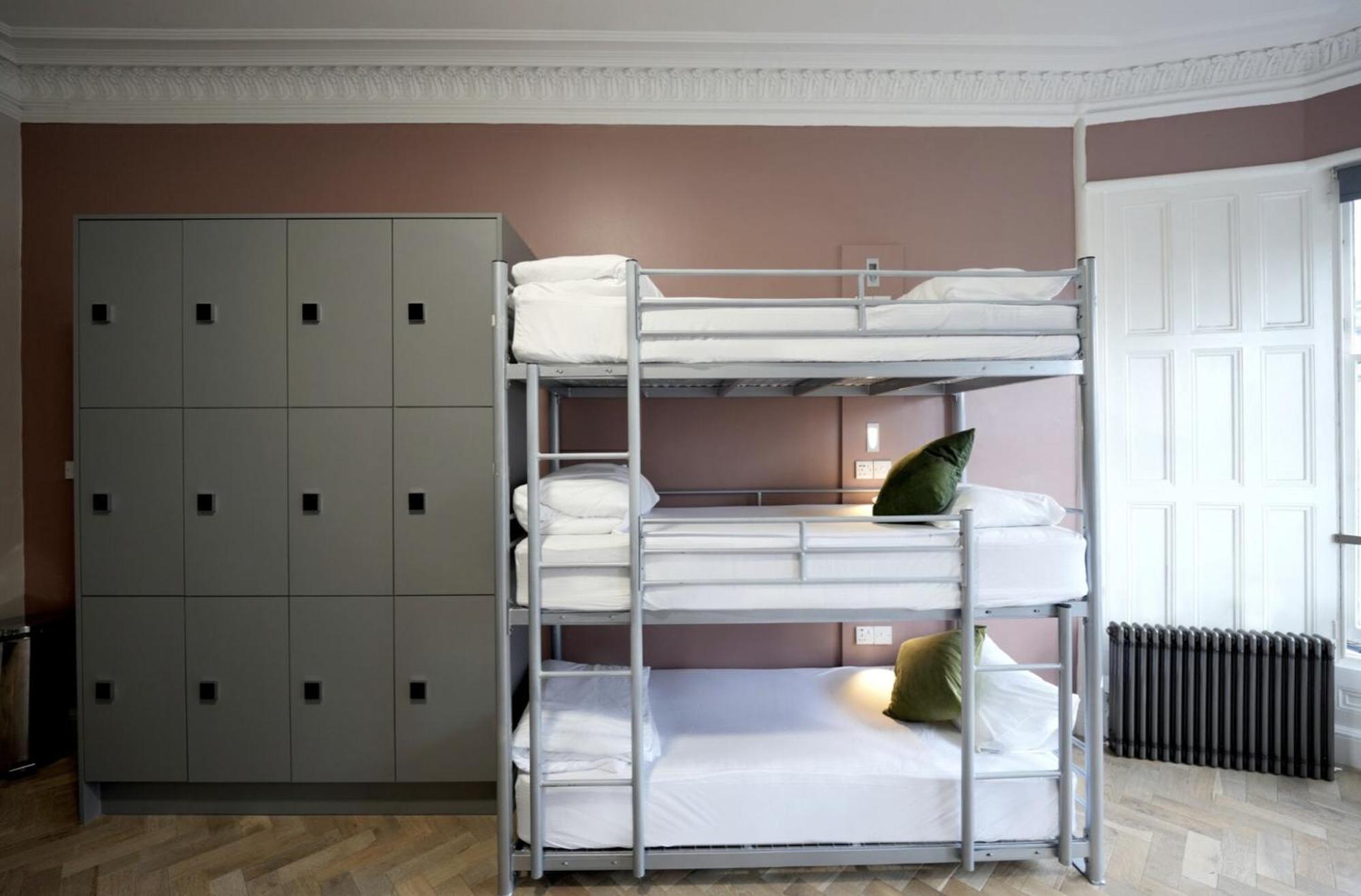 Litera en habitación compartida femenina con 12 camas