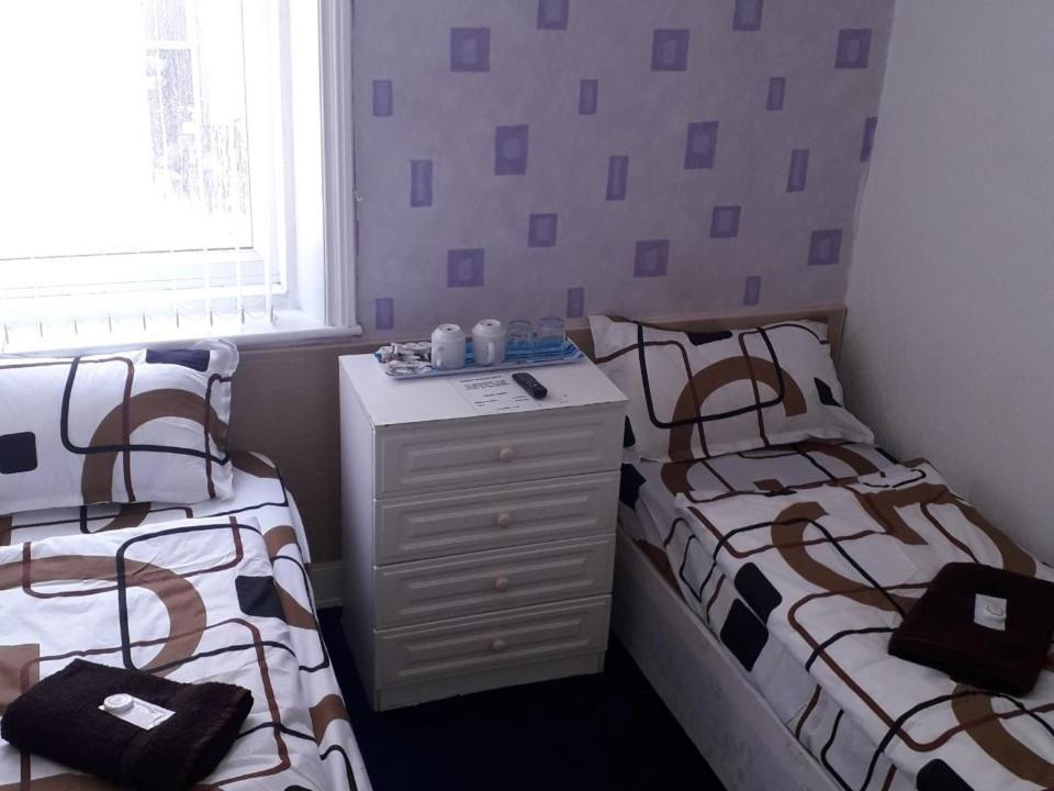 Chambre Lits Jumeaux avec Salle de Bains Commune