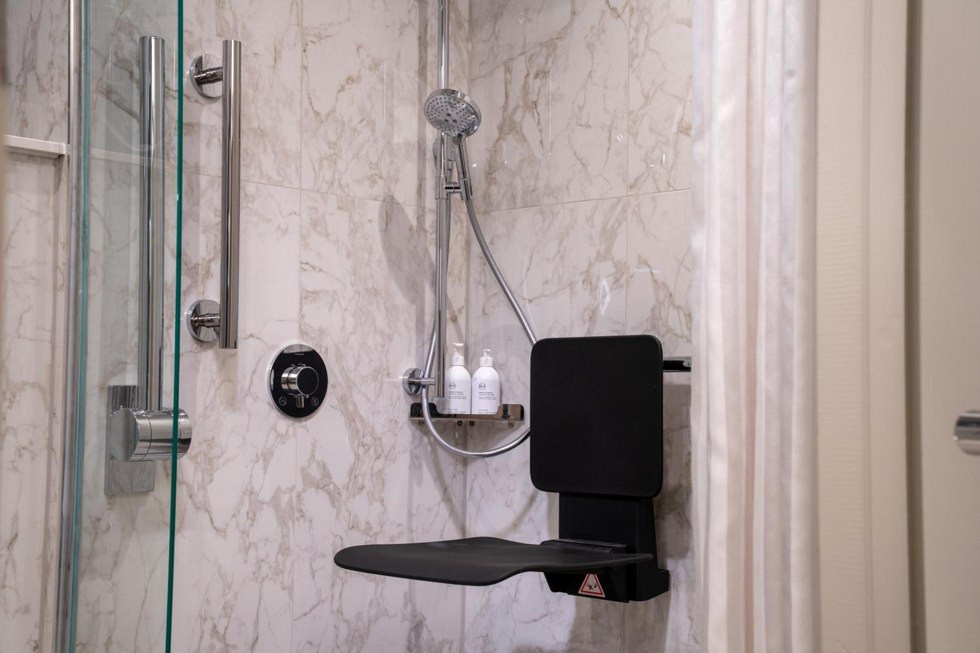 Standard accessible twin room