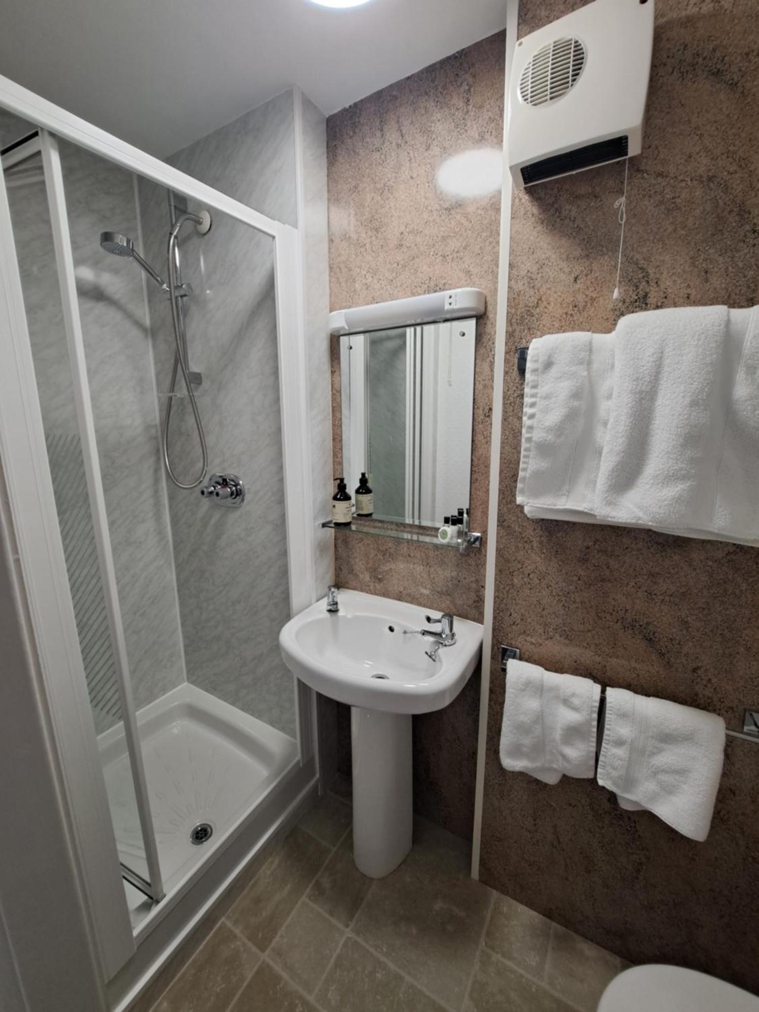 Twin Room with Shower