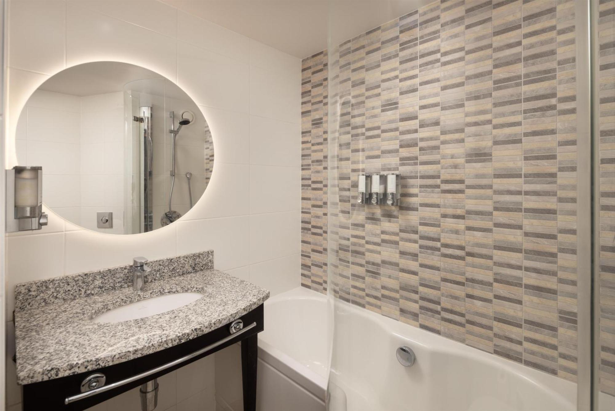 Zimmer mit Queensize-Bett und Badewanne