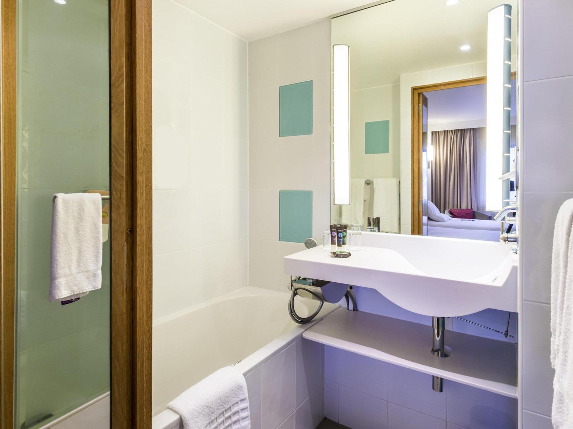 Quarto Duplo Standard com 2 Camas de Solteiro